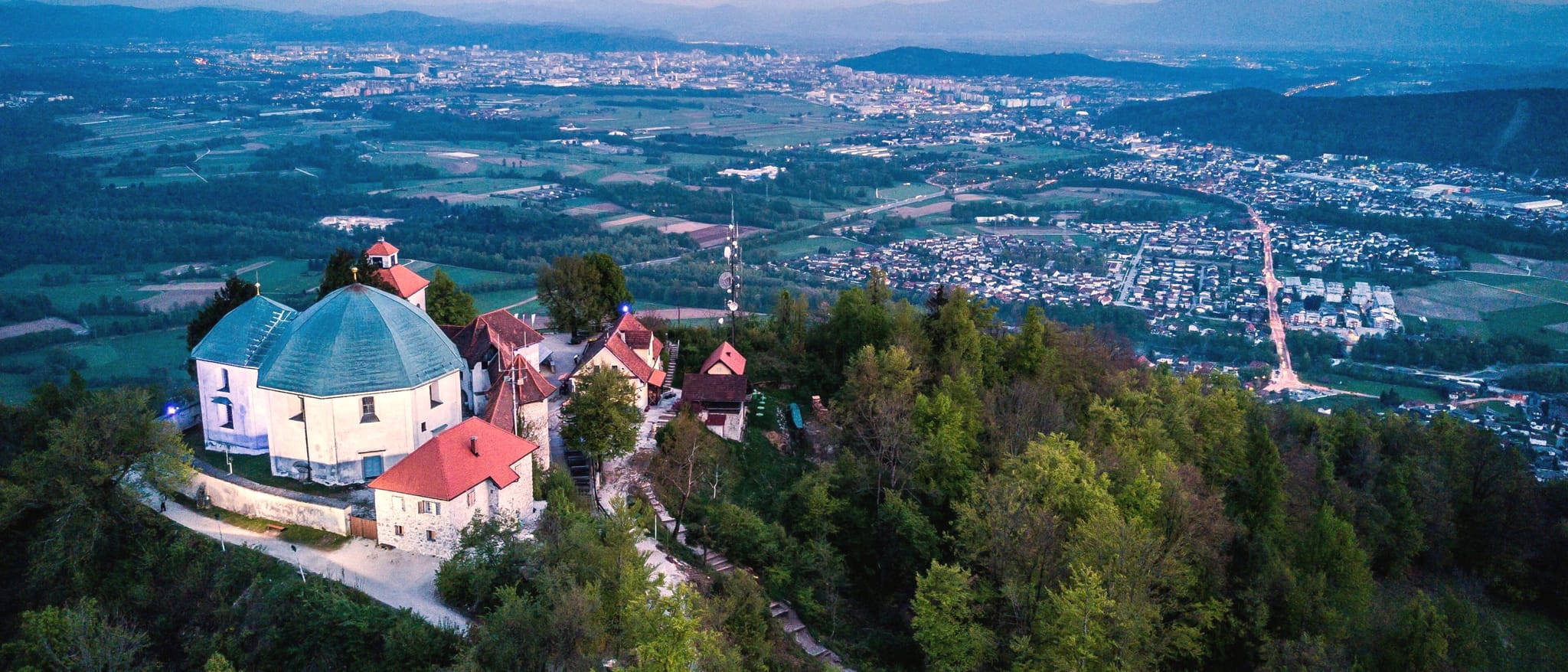 Pogled s Šmarne gore na Ljubljano v modri uri